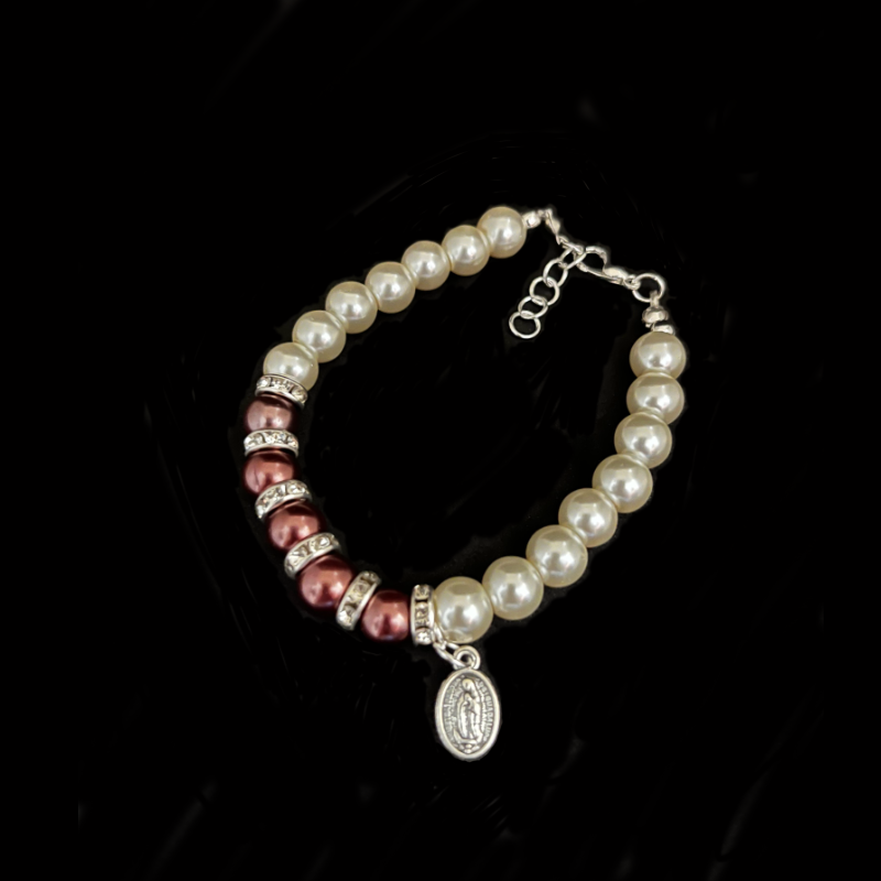 Pulsera de perlas con medallita de la Virgen